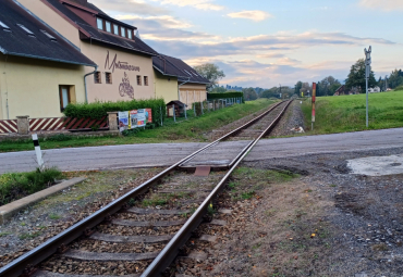 Uzávěra železničního přejezdu v Borku pod Troskami