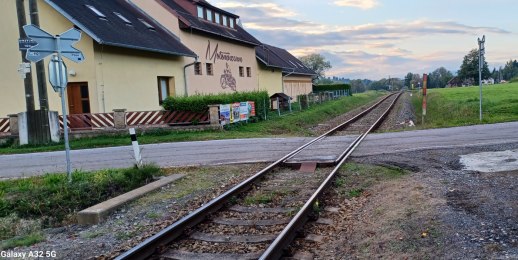 Uzávěra železničního přejezdu v Borku pod Troskami